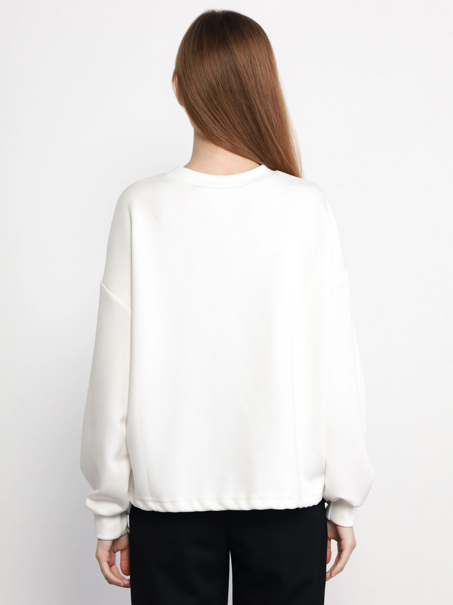 Свитшот белого цвета свободного кроя с декоративной вышивкой